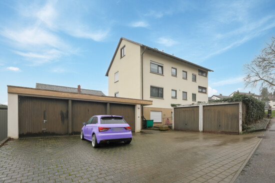 Seitenansicht und Garagen