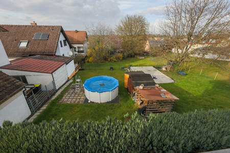 Ausblick vom Balkon auf Garten