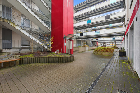 Gebäude Innenhof mit Aufzügen