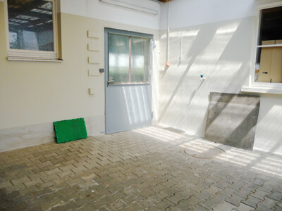 Zugang zur Halle (geeignet für Palletten))