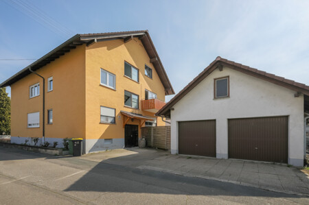 Straßenansicht und Garage