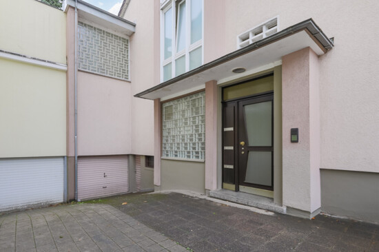 Hauseingang und Zufahrt Garage