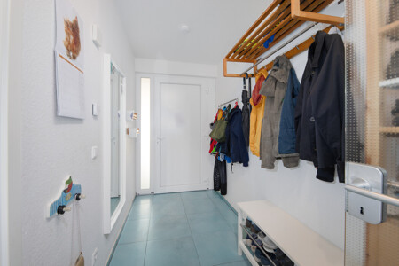 Sicht vom Wohnraum auf den Eingangsbereich