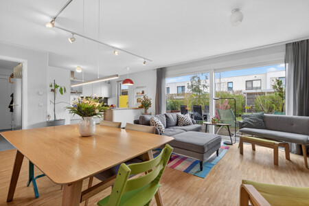 Essecke mit Blick in den Garten