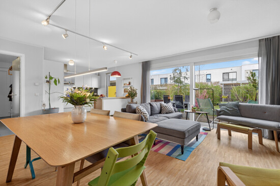 Essecke mit Blick in den Garten