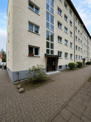 Temporäre Objekte mit KI digital retuschiert