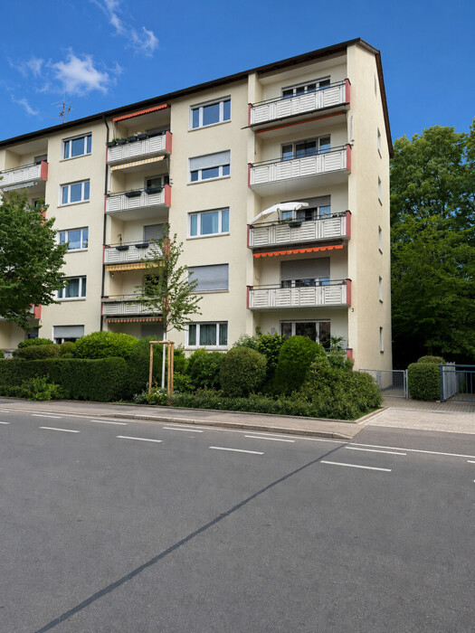 Temporäre Objekte mit KI digital retuschiert