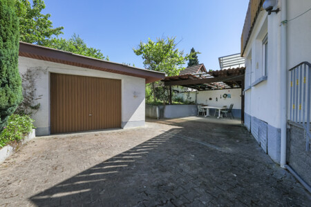 Hinterhof mit überdachtem terrassenbereich und Garage