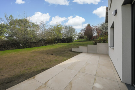Terrasse mit Blick in den Garten 