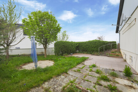 Terrasse seitlich und Garten