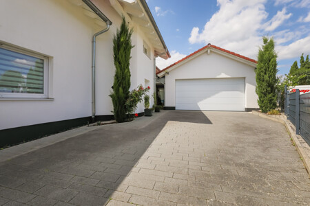 Hofeinfahrt und Doppelgarage