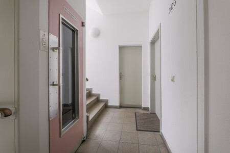 Treppenhaus mit Aufzug