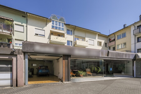 Rückansicht mit Garage und Zugang Gewerbefläche