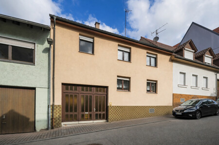 Straßenansicht retuschiert