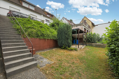 Treppenzugang und Garten