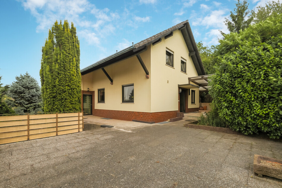 Frontansicht und Terrasse