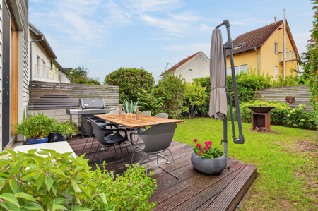 Sonnige Südterrasse und der angrenzenden Garten