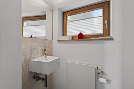 Helles Gäste-WC mit Fenster im EG