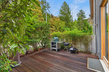 Nordseitige Terrasse mit direktem Zugang vom Wohnzimmer