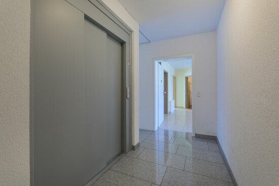 Treppenhaus mit Aufzug