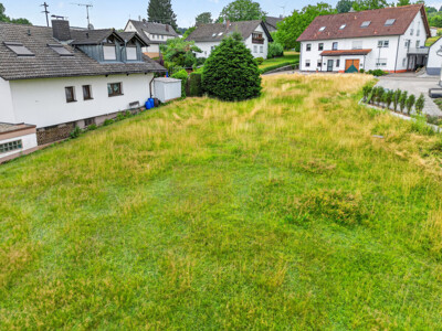 Grundstück mit Blick zur Straße 