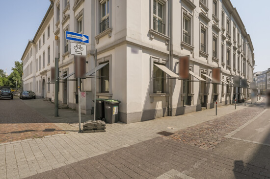 Straßenansicht Eingang