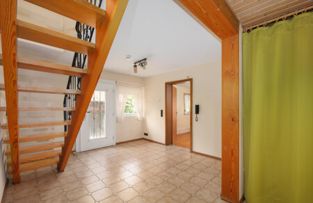 Eingangsbereich mit Treppe EG