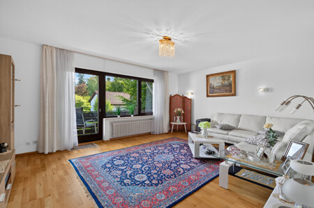 Wohnzimmer mit Ausgang zum Balkon
