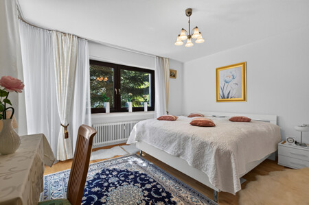 Schlafzimmer mit Ausgang zum Balkon