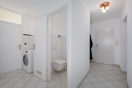 Diele und separates WC undWaschmaschinennische