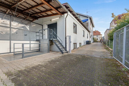 Zufahrt, Laderampe und Stellplatz