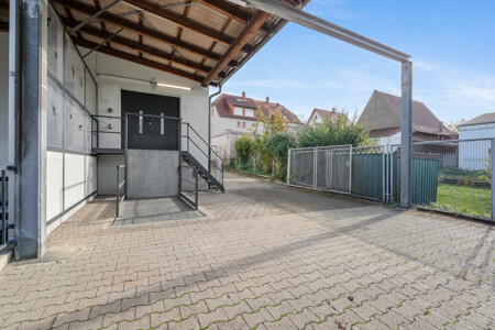 Zufahrt, Laderampe und Stellplatz