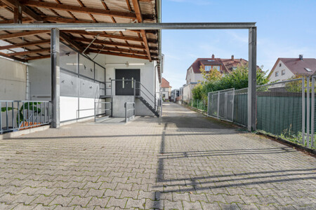 Zufahrt, Laderampe und Stellplatz