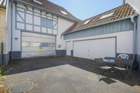 Innenhof und Garagen