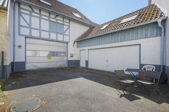 Innenhof und Garagen