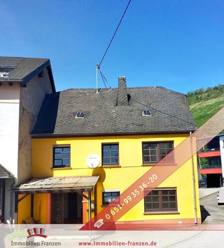 Vorderansicht mit Vorplatz