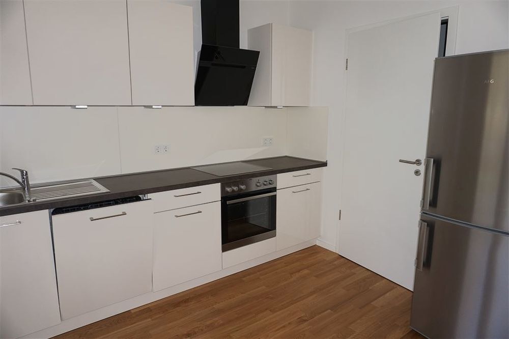 Moderne Erdgeschosswohnung mit Einbauküche und Terrasse! Mit direktem Blick auf die Mosel - Foto 1