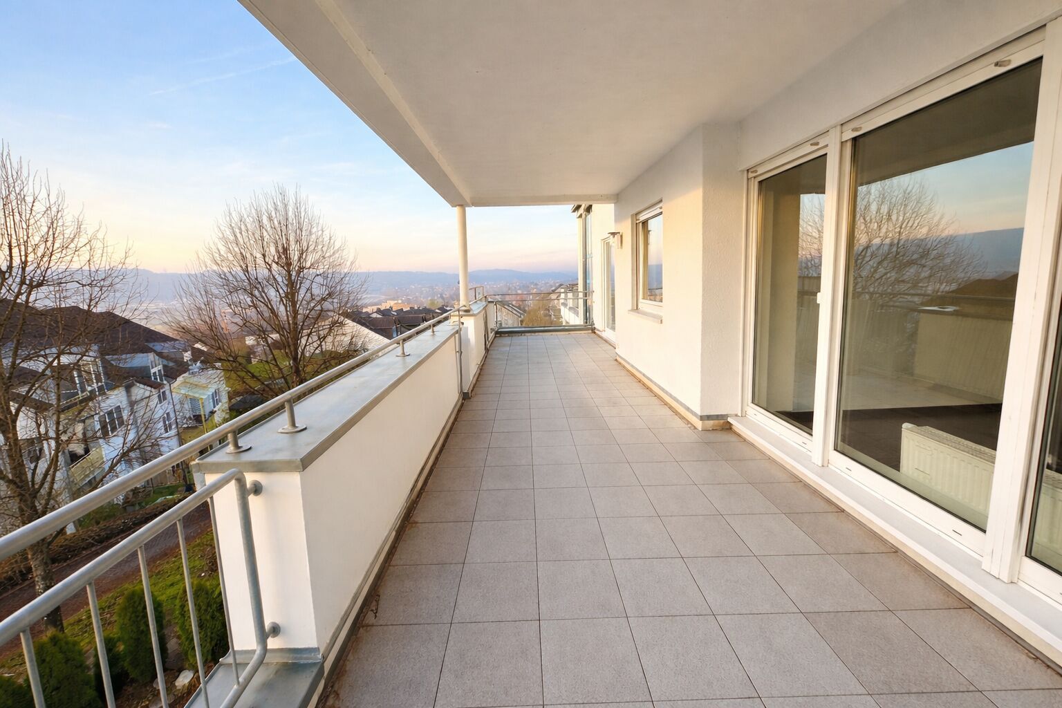 Trier: Stilvolle 3-Zimmer-Wohnung auf 102 m², mit Terrasse, Aufzug & TG-Stellplatz. - Foto 2