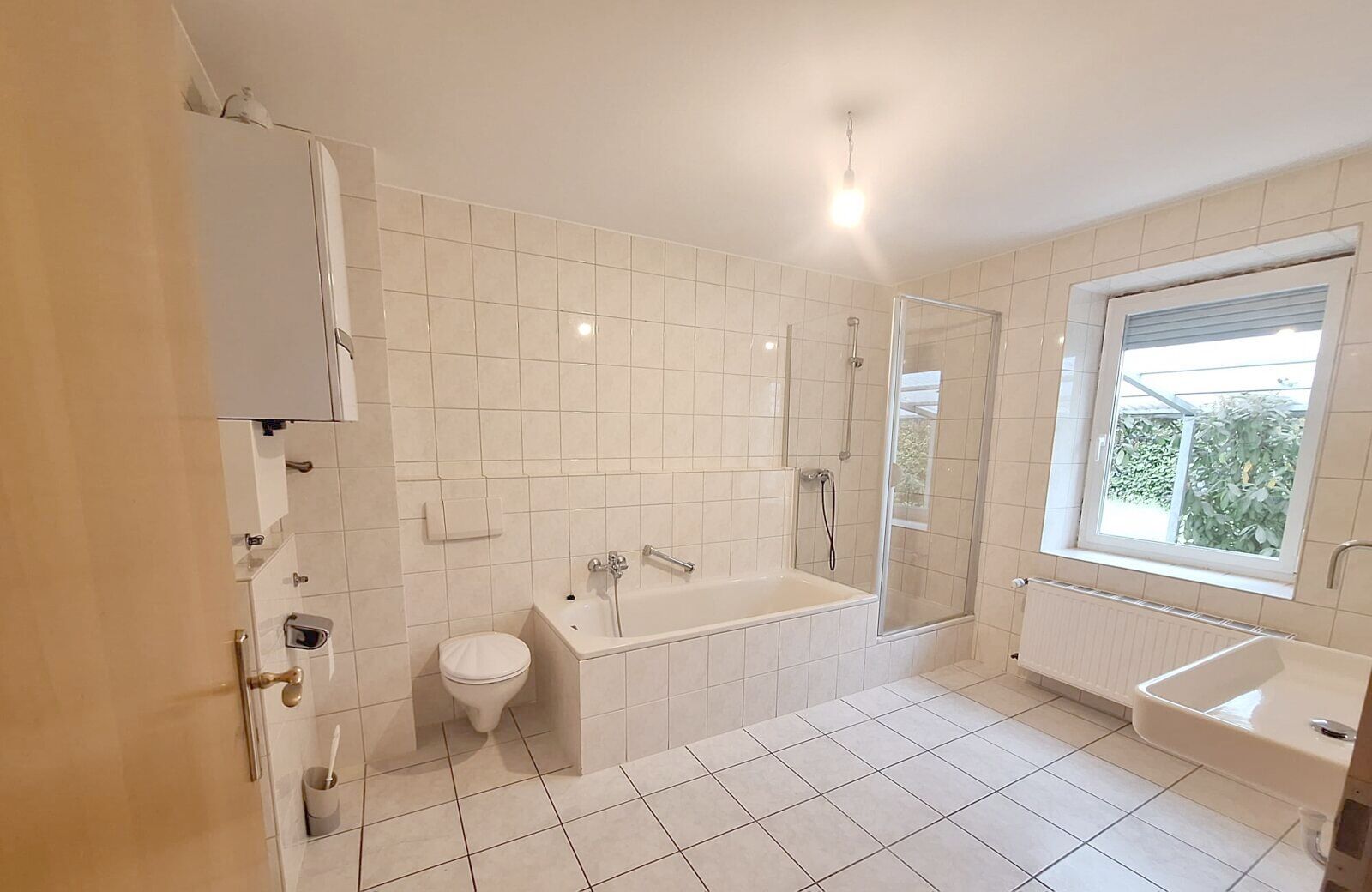 Familienfreundliches Haus mit schönem Garten und Stellplätzen in ruhiger Lage - Photo 3