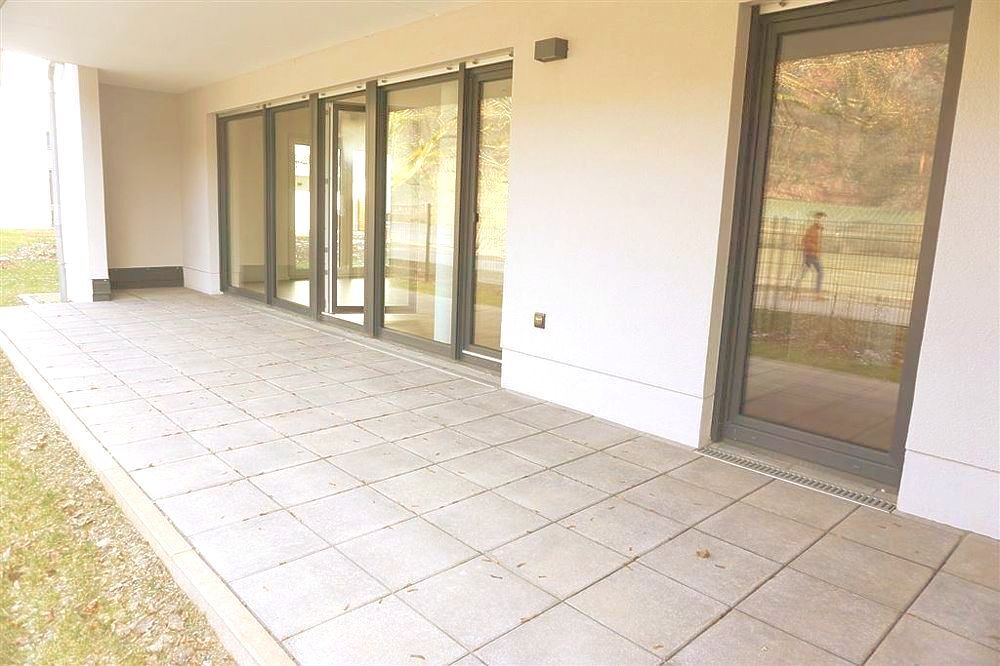 2-ZKB direkt an der Mosel: energieeffizient & hochwertig – EBK, große Terrasse mit Moselblick + TG-Stellplatz - Photo 2
