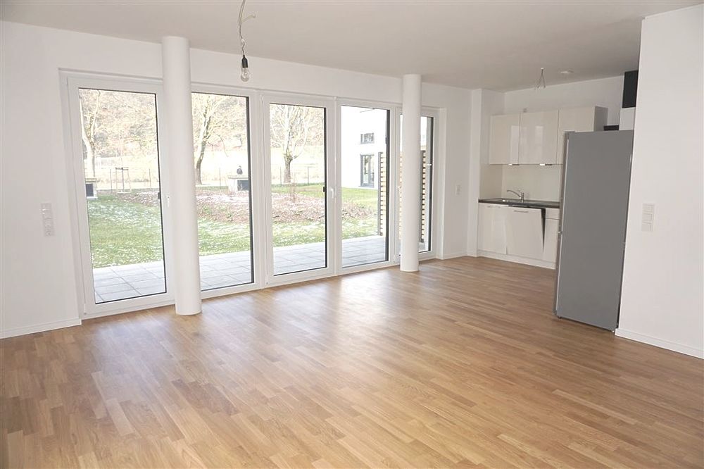 Wohnen im Erdgeschoss – 2-Zimmer-Wohnung mit Terrasse & Einbauküche - Photo 1