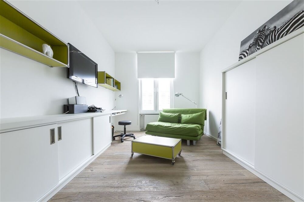 Exklusives Penthouse mit hochwertiger Einbauküche und Dachterrasse in direkter Innenstadtlage. - Photo 2