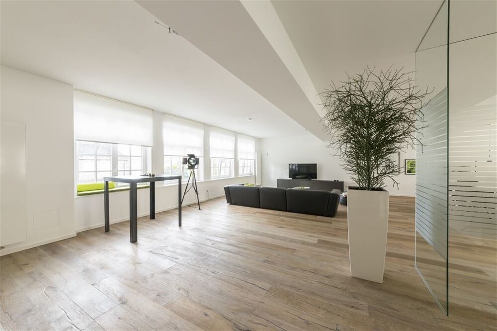 Exklusives Penthouse mit hochwertiger Einbauküche und Dachterrasse in direkter Innenstadtlage. - Photo 3