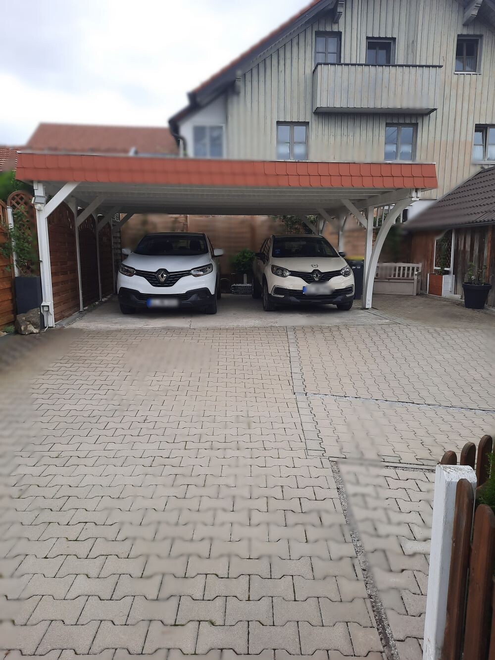 Carport und Stellplätze