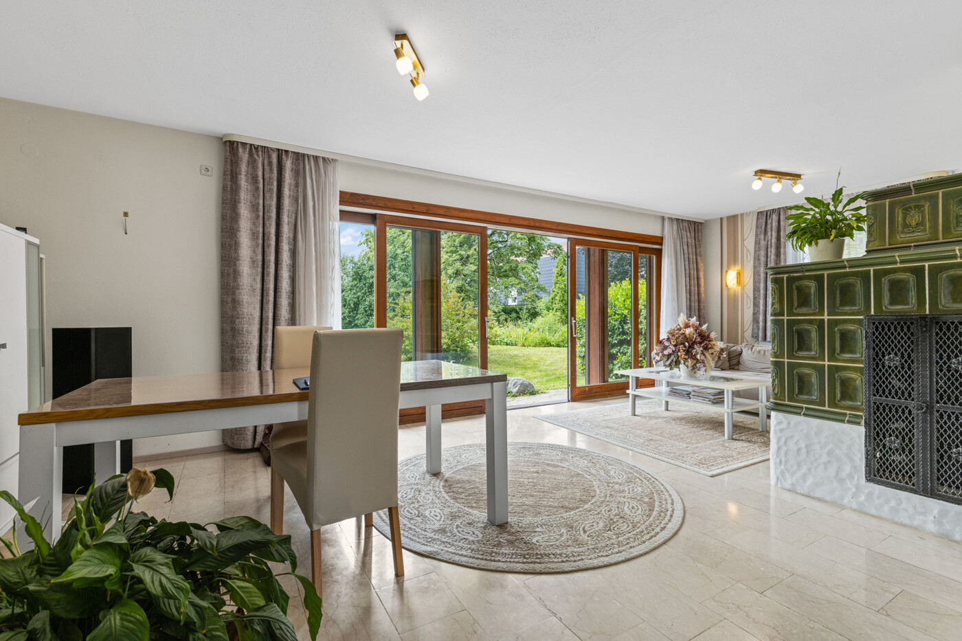 Wohnzimmer mit Kachelofen