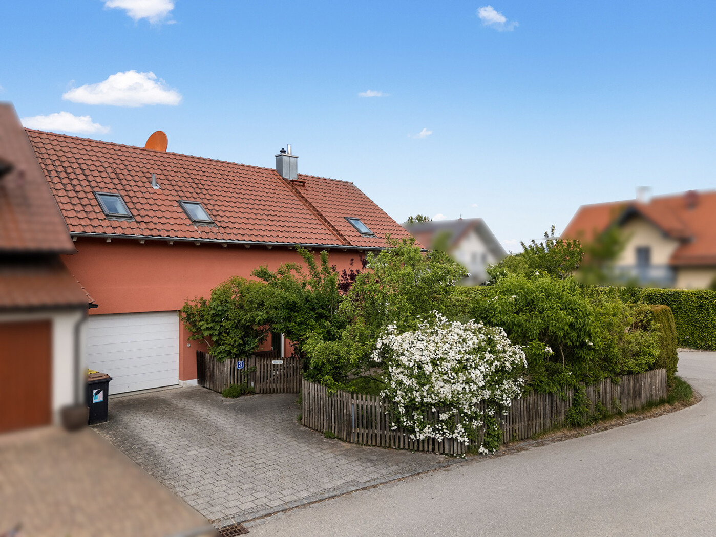 Garage und Stellplatz