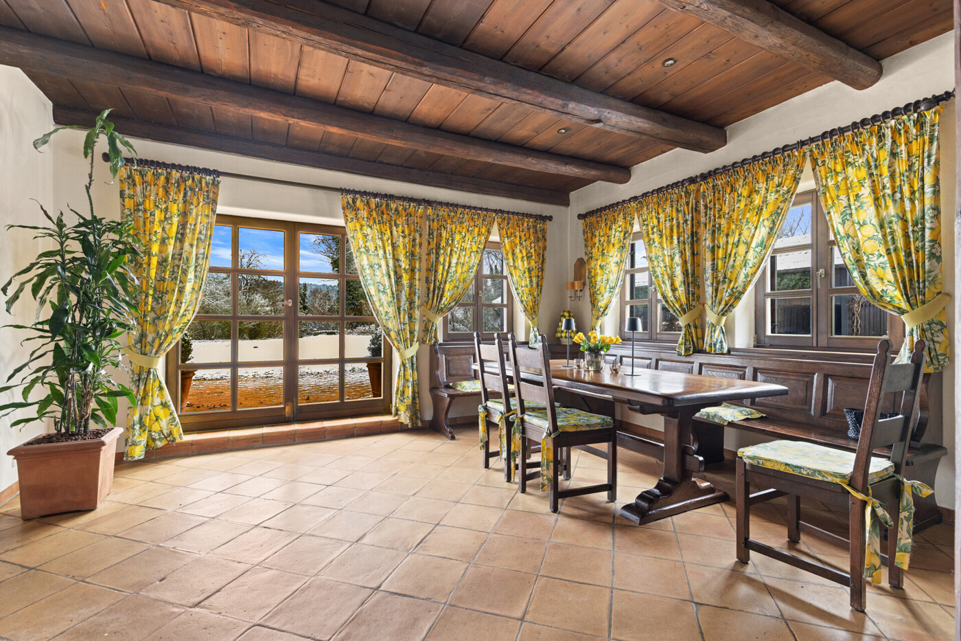 Esszimmer mit Naturblick