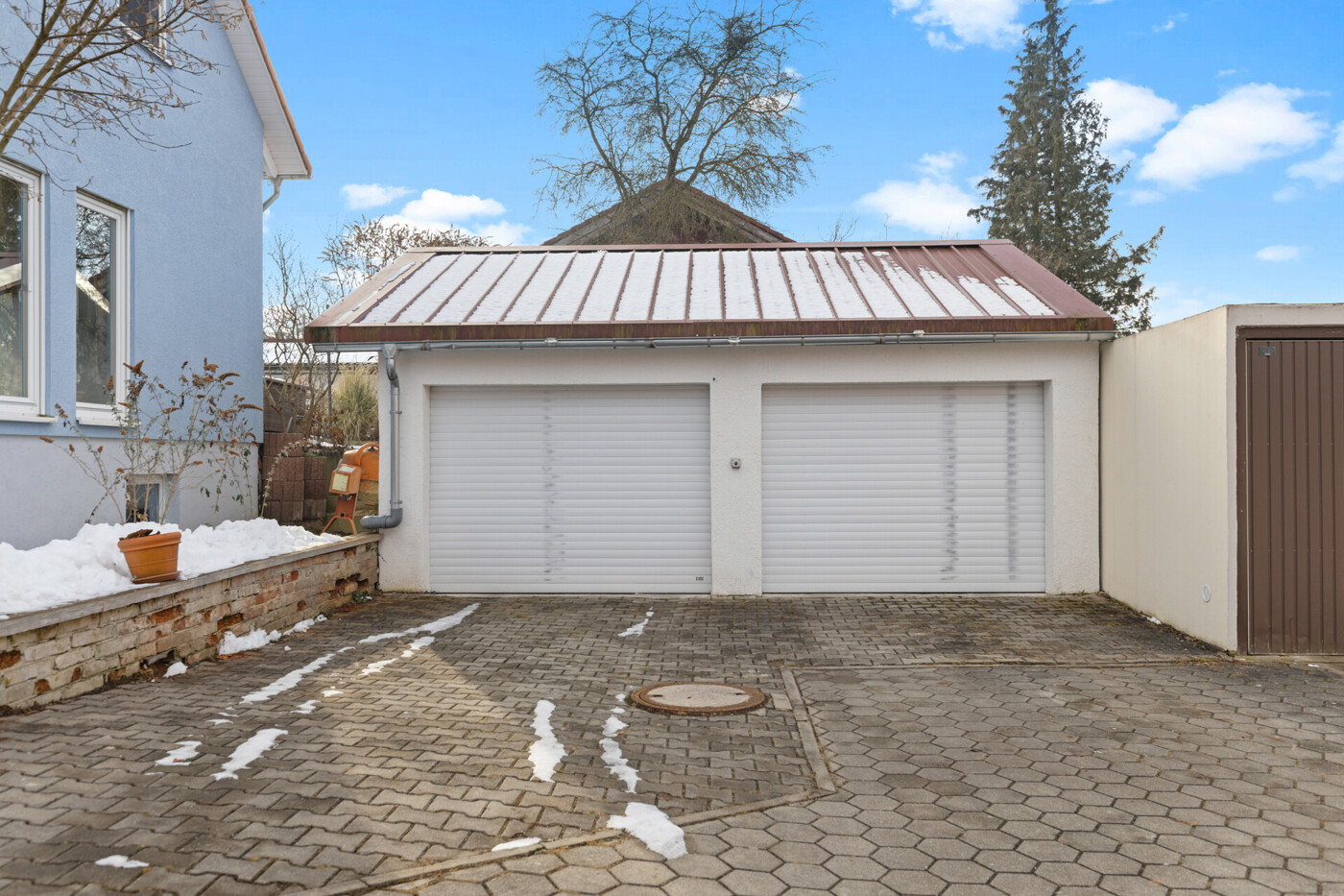 Garage + Stellplätze