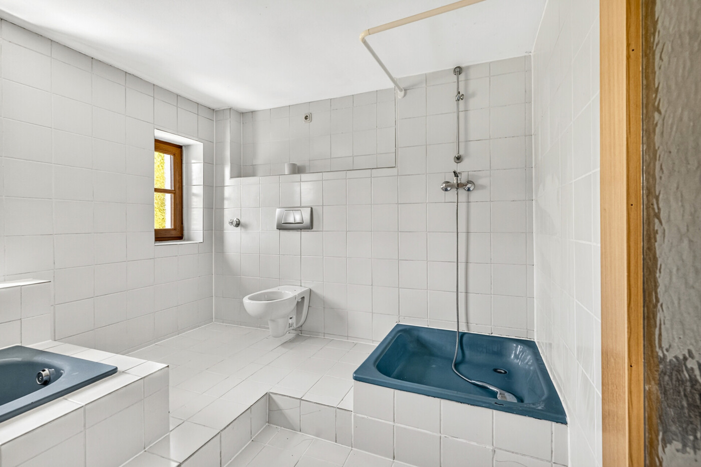 OG Bad mit Wanne + Dusche