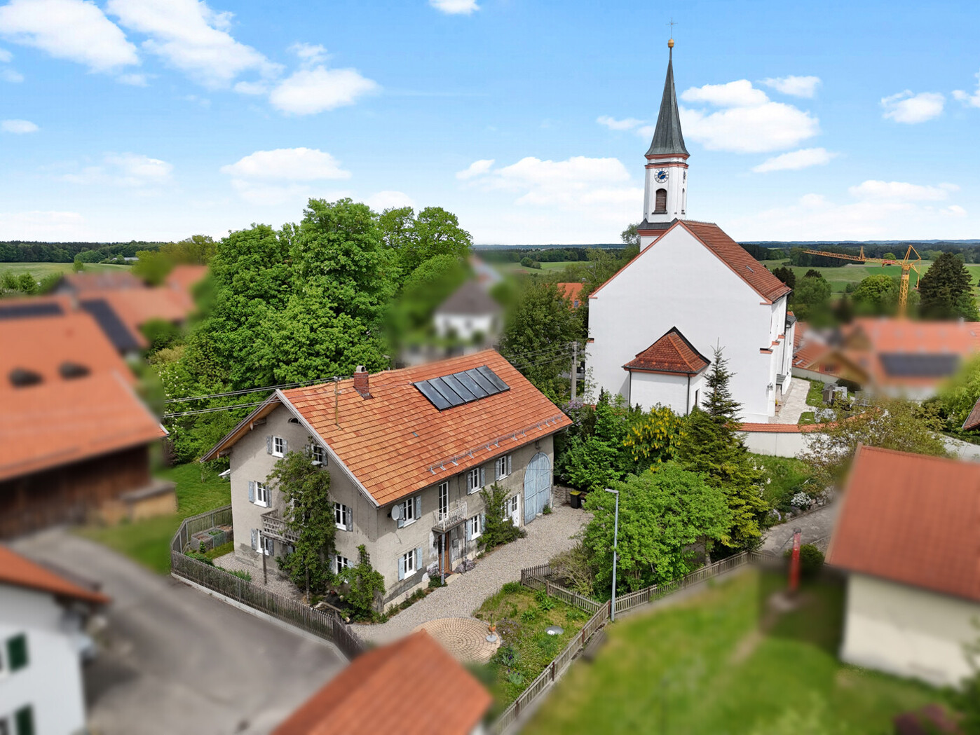 Ensemble mit Kirche